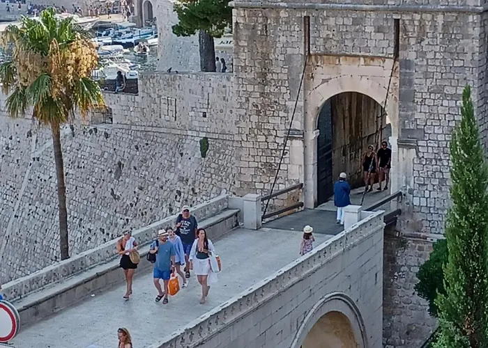בית הארחה Old Town Gate 3*