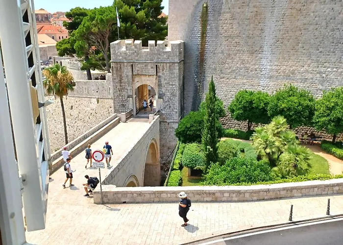Old Town Gate דוברובניק