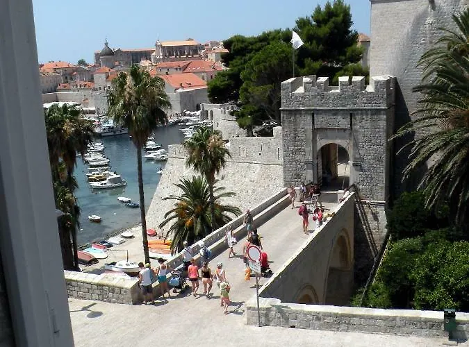 Old Town Gate Pensión 3*